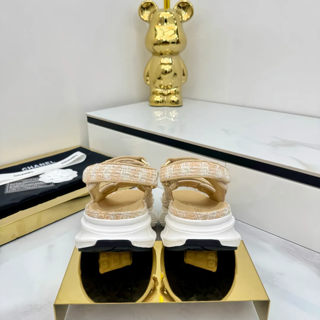 👟👟Ex-factory price 640👟👟 Top version... Chanel｜Chanel Xiaoxiang Velcro Beach Slippers Slippers Casual Beach Shoes 25ss Spring and Summer New Style! Beach shoes are a hit all over the internet! The latest model from the counter, I am still willing to buy it on my feet. It must be ranked among the most popular models. It is invincible in all seasons. Various bloggers and Internet celebrities can see the matching styles. Highly recommended. Pearlescent sheepskin upper, sheepskin lining, suede for feet. Original open-molded TPU outsole size: 35-40 (customized for 40 and 41). Full set of original packaging 👉 👉 👉